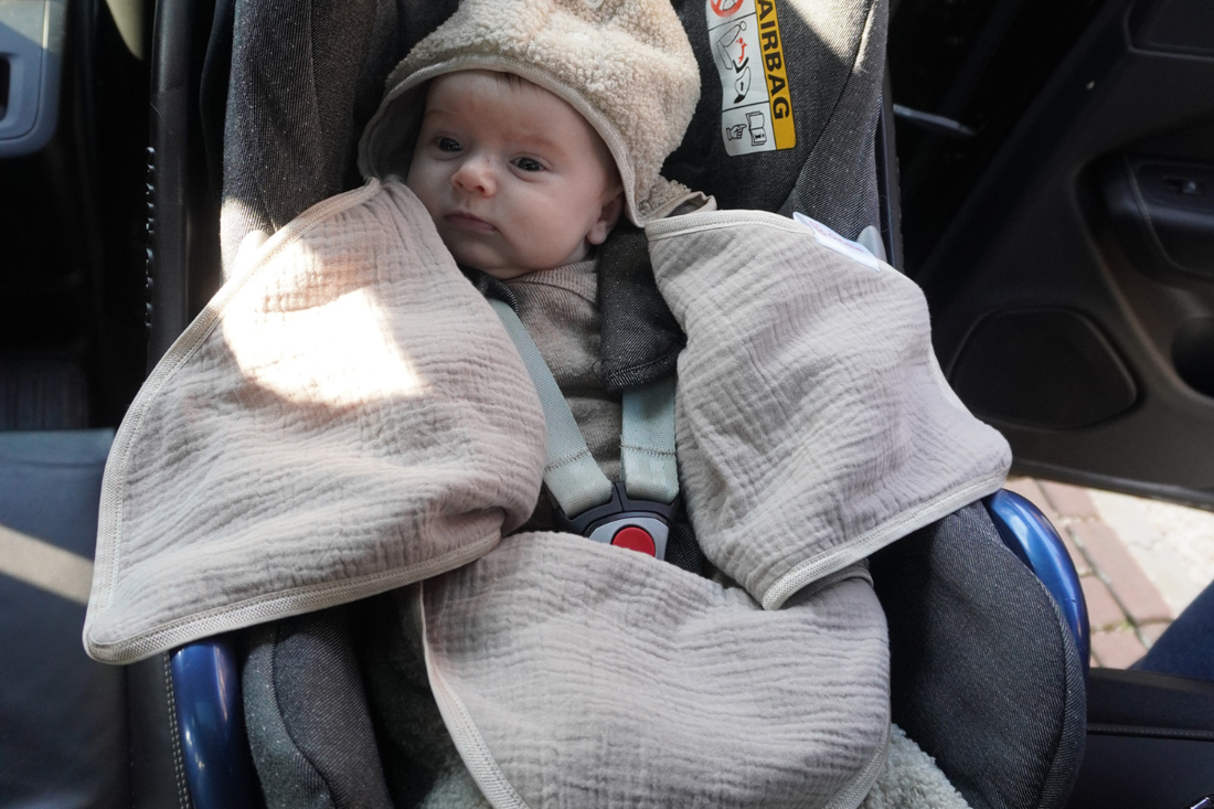 Veilig reizen met je baby in de auto: waarom een baby jas in de autostoel geen goed idee is
