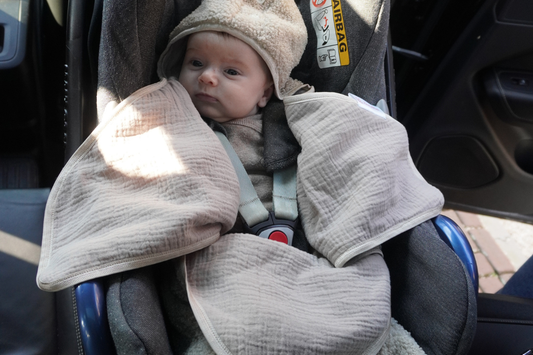 Veilig reizen met je baby in de auto: waarom een baby jas in de autostoel geen goed idee is